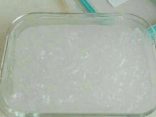 4、自制豌豆凉粉,煮好的淀粉糊放入密封容器中抹平表明。