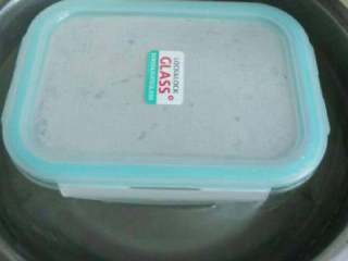 5、自制豌豆凉粉,盖上盖子放入冷水盆中冷却3小时以上，中途可换两次凉水。