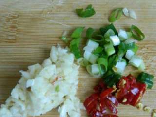 6、自制豌豆凉粉,葱 蒜 红辣椒切碎。