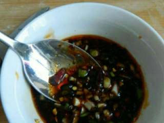 7、自制豌豆凉粉,放入碗中加入酱油 香醋 盐 糖 红油 香油拌匀成调料。