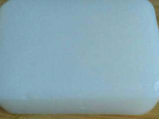 8、自制豌豆凉粉,凝固好的凉粉取出切块儿。