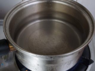 2、牛肉羹，鲜掉眉毛了！,一边坐锅烧水，一边把材料切碎。