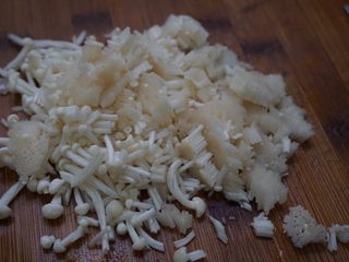 3、牛肉羹，鲜掉眉毛了！,金针菇洗净切碎。