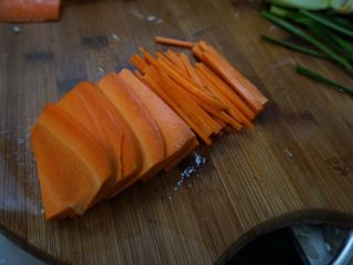 4、牛肉羹，鲜掉眉毛了！,胡萝卜先切片再切条，尽可能千的均匀些。