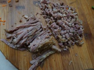 6、牛肉羹，鲜掉眉毛了！,熟牛肉先切片再切条最后切成碎粒，熟牛肉可以买成品也可以自己事先煮好，用熟牛肉比较省事如果用生肉的话那就切的碎碎的，腌好再去煮也是可以的。