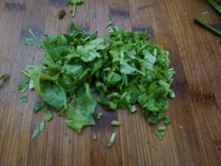 7、牛肉羹，鲜掉眉毛了！,香菜切碎。