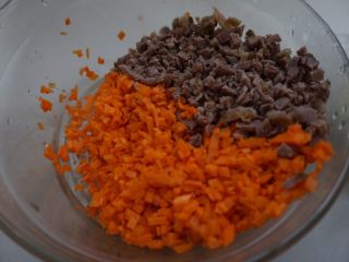 8、牛肉羹，鲜掉眉毛了！,切好的牛肉粒和胡萝卜粒。