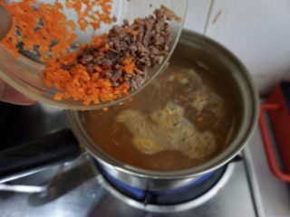 9、牛肉羹，鲜掉眉毛了！,水开后把切好的菜全部下锅。