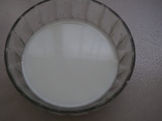 10、牛肉羹，鲜掉眉毛了！,准备一碗粉水，第一次做的话可以试着加淀粉，淀粉的量要恰当，多了更会太稠，少了有太稀。