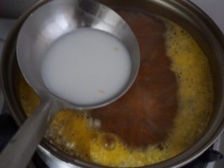 11、牛肉羹，鲜掉眉毛了！,淀粉水下锅，边边用勺子搅拌。