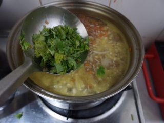 14、牛肉羹，鲜掉眉毛了！,关火后，放上香菜碎。