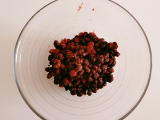 2、红豆派,取出一碗拌入红糖，碾压成红豆沙，备用。