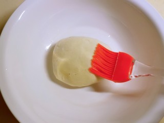 3、红豆派,面粉加入1汤匙食用油，加入温水和成面团，刷上一层食用油，静置饧面30分钟。