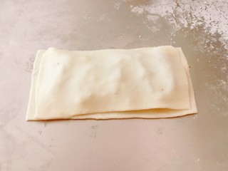 8、红豆派,覆盖上一张面片。