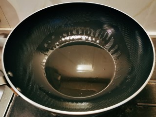 11、红豆派,起油锅，放入食用油，加热。