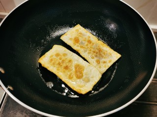 13、红豆派,一面定型后翻另一面。