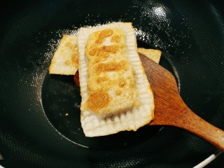 14、红豆派,两面金黄色捞出，控油。