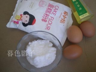 1、彩条蛋糕卷,备齐制作蛋糕的主要食材，油菜用水果搅拌器榨汁,过滤下菜汁在用。