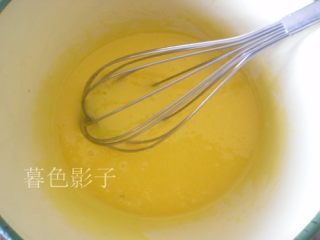 2、彩条蛋糕卷,鸡蛋要分离出的蛋清和蛋黄，放在不同的容器里、在蛋黄加 糖、油放手动搅打融合、成为蛋黄液，