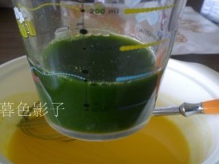 3、彩条蛋糕卷,取出三分之一的蛋糊糊放在另一个容器里，（做绿色的糊用