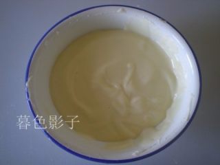 4、彩条蛋糕卷,蛋糊糊的另一部分里边也筛蛋糕粉，手动搅打、成为无干粉的流畅的蛋黄糊