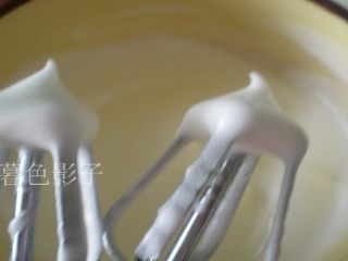 5、彩条蛋糕卷,鸡蛋清放在无油无水的容器里，用电动打蛋器、先开高速打出大泡泡放三分之一或者二分之一的糖、打出小泡泡在放糖、慢慢的降低打蛋器的速度有弯钩就可以