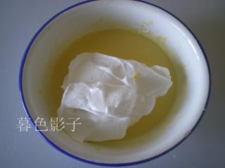 6、彩条蛋糕卷,取一部分蛋白放进蛋糊糊里，上下翻拌