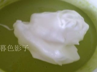 8、彩条蛋糕卷,加入二次蛋白上下翻拌，勿打圈搅拌，拌到融合即可