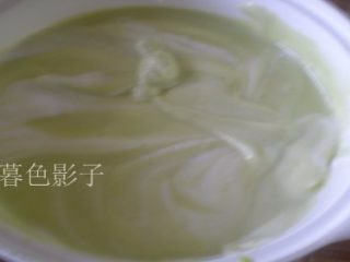 9、彩条蛋糕卷,最后全部倒进在一起翻拌，勿打圈拌，