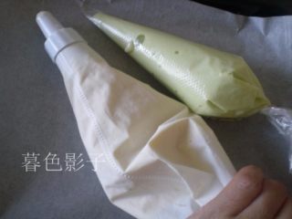 10、彩条蛋糕卷,二种蛋糊糊装进裱花袋