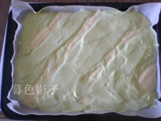 11、彩条蛋糕卷,烤盘铺油纸，按照个人的喜好挤糊糊，震几下烤盘出气泡、放进预热好的烤箱中层，烤箱设置烤蛋糕档：温度150度，时间20分钟。开启热风模式