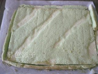 12、彩条蛋糕卷,烤好的蛋糕及时拿出来，倒扣在晾网上、揭去油纸、在蛋糕表面盖一张油纸避免干燥、切去四边不整齐的边缘