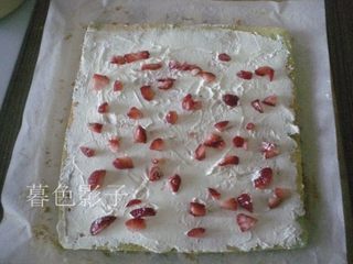 14、彩条蛋糕卷,，抹上喜爱的奶油撒上水果或者果酱