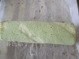 15、彩条蛋糕卷,从一端卷起来包裹上油纸定型
