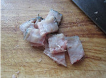 3、香辣鲈鱼,鱼骨斩成小块儿