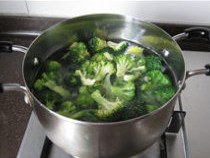 8、香辣鲈鱼,沸水中加入适量盐（分量外）和一滴油，焯烫西兰花至熟