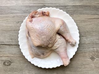 1、红烧啤酒鸡块,食材准备：鸡边腿2个洗净