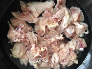 4、红烧啤酒鸡块,锅中放水烧开把鸡块放进去煮3-5分钟