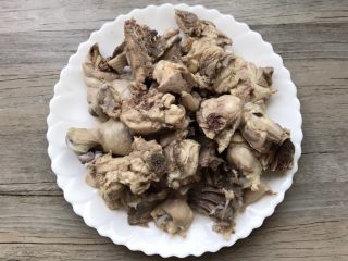 5、红烧啤酒鸡块,去除浮沫，沥水备用