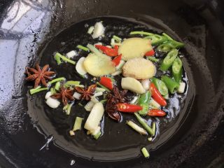 6、红烧啤酒鸡块,锅放油烧热，葱姜蒜、辣椒、八角放进去爆香