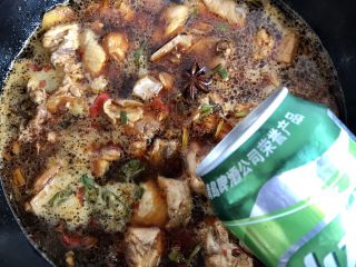 13、红烧啤酒鸡块,加入啤酒550ml没过鸡块（切记一次性加足，中途不要添加水或啤酒）