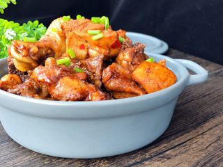 16、红烧啤酒鸡块,装盘撒葱花，很诱惑有木有？