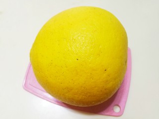 1、超养人的自制蜂蜜柚子茶,用食盐将柚子皮表面搓洗干净。