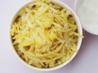 3、超养人的自制蜂蜜柚子茶,将柚子皮切细丝,放入碗中加少许食盐用水浸泡24时,去除柚子皮的苦味,然后搓洗干净备用。