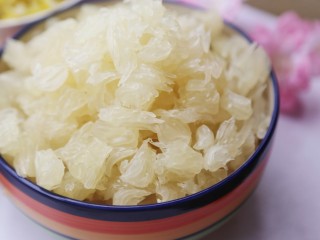 4、超养人的自制蜂蜜柚子茶,柚子把肉剥成碎粒。