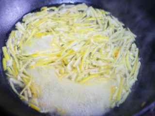 6、超养人的自制蜂蜜柚子茶,倒入水,放入柚子皮煮10分钟,然后捞出洗三遍。