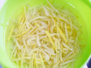 7、超养人的自制蜂蜜柚子茶,沥干水分。