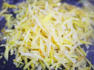 8、超养人的自制蜂蜜柚子茶,加入柚子皮。