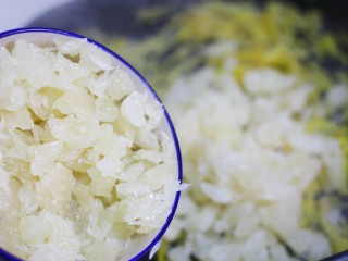 10、超养人的自制蜂蜜柚子茶,加入柚子肉。