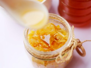 15、超养人的自制蜂蜜柚子茶,根据自己的喜好倒入蜂蜜~